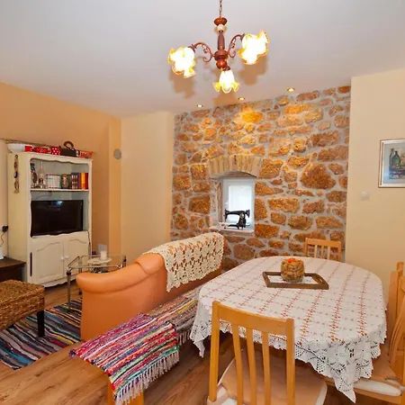 Authentic Stone House Jeanette Gljev