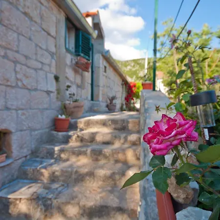 Authentic Stone House Jeanette * Gljev