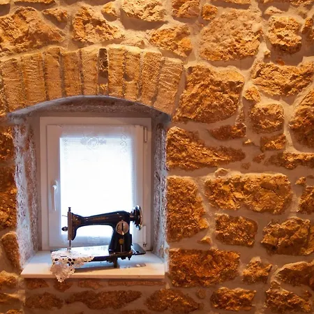 Authentic Stone House Jeanette 度假居 *